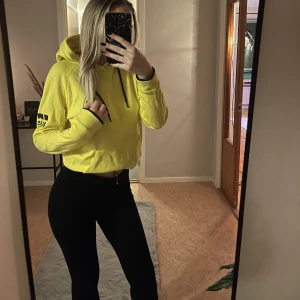 Sail Racing hoodie - Gul Sail Racing hoodie med tryck på luva & på varje sida av armarna. 💛 Storlek: S