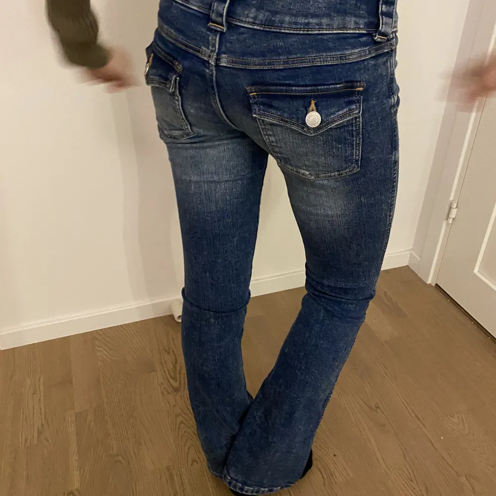 Super snygga jeans! Den är tyvärr för korta💕 Användt typ 2 gånger! Typ helt slutsålda på hemsidan❤️‍🔥 nypris:279kr. Jeans & Byxor.