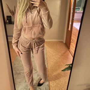 Rosa Juicy-Set - Rosa Juicy-Set ifrån Juicy Couture. (Inte vida i benen, syns på bilden)  Storlek: S i byxa & M i tröja 🩷