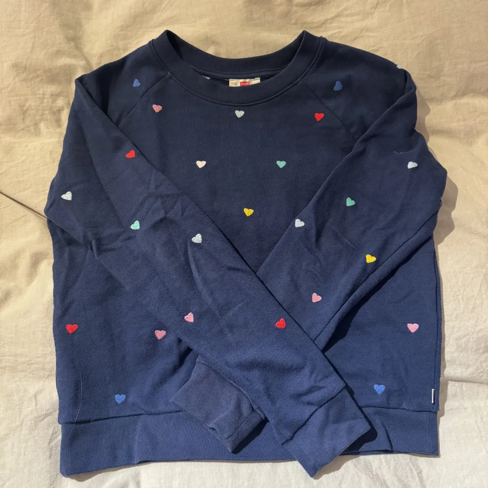 Sweatshirt från Levis i storlek XS. Mörkblå med hjärtan på. Bra skick . Tröjor & Koftor.
