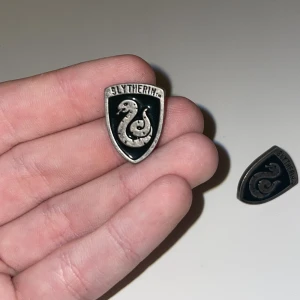 harry potter elevhem slytherin örhängen - inte äkta silver! dock jätte söta och jag upplevde inga problem när jag använde dom senast :)