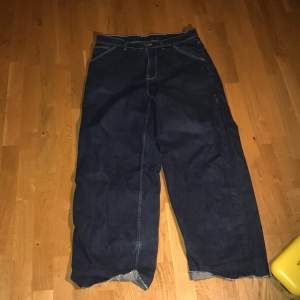 Dö feta mörkblå carpenter jeans avklippta nertill och tyvärr lite nött i färgen där byxorna brukar vara uppvikta men sitter så bra ingen pösig rumpa bara perfekt.