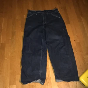 Baggy carpenter jeans  - Dö feta mörkblå carpenter jeans avklippta nertill och tyvärr lite nött i färgen där byxorna brukar vara uppvikta men sitter så bra ingen pösig rumpa bara perfekt.