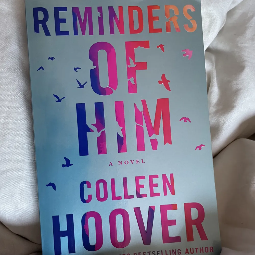 Bok på engelska av Colleen Hoover, läst en gång men är i nyskick. Övrigt.