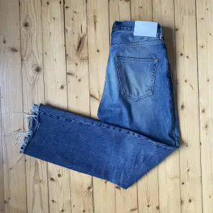 Knappt använda jeans från Taktil (från volt) i en rak, mer avslappnad passform.  100% bomull så riktigt härlig denimkänsla. Storlek 30/30.