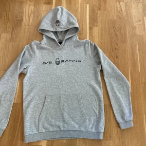 Sail racing  - Sail racing hoodie storlek 170 i gott skick. 