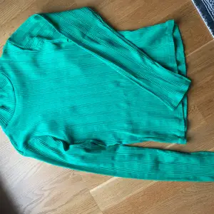Så fin grön tröja från Gina Tricot. Tröjan är i storlek medium men passar bättre som S. Färgen stämmer inte överens på bilderna, den är som ärtgrön. 80kr +frakt