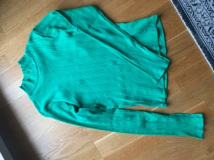 Grön tröja - Så fin grön tröja från Gina Tricot. Tröjan är i storlek medium men passar bättre som S. Färgen stämmer inte överens på bilderna, den är som ärtgrön. 80kr +frakt