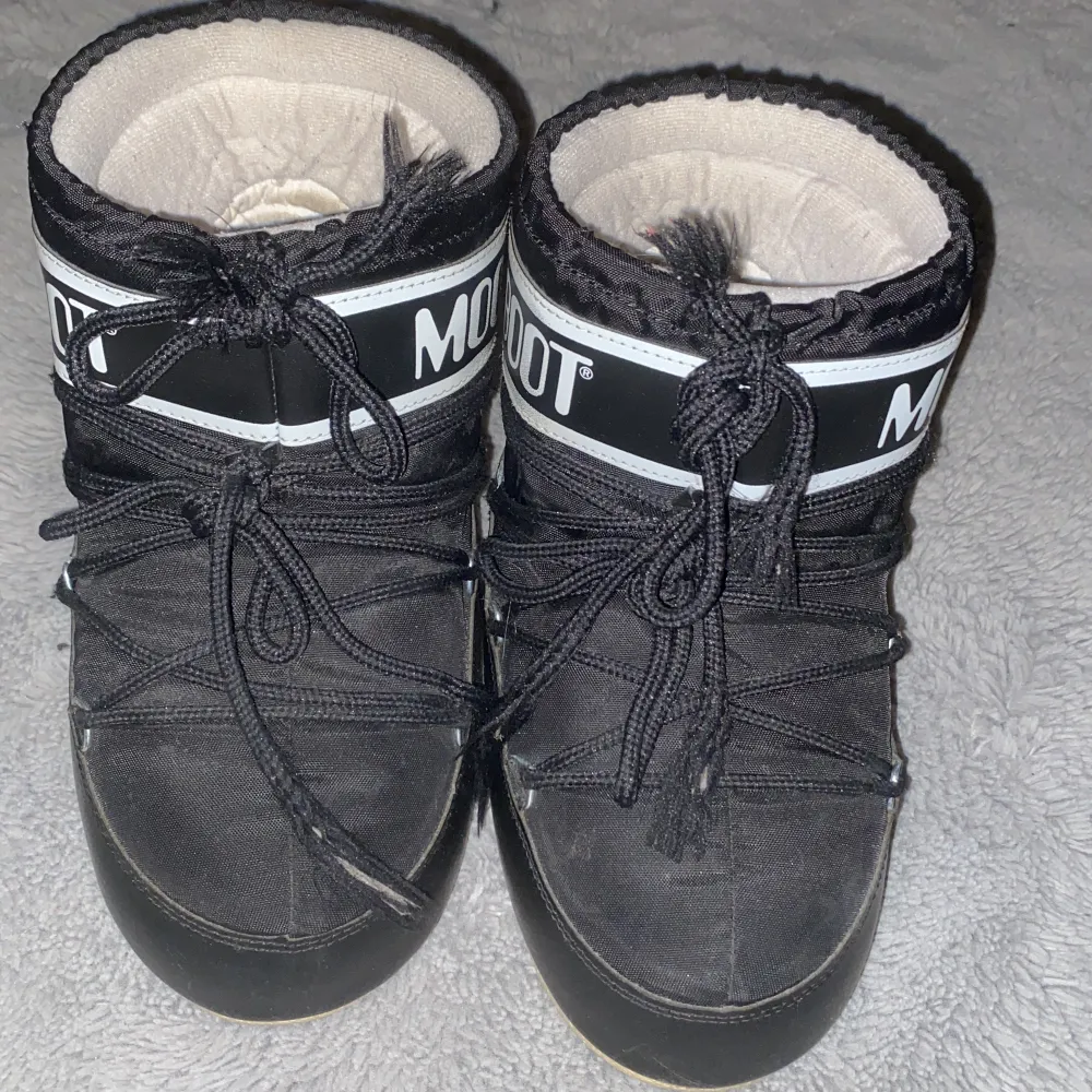 Ett par jättefina moon boots i bra skick i stolek 36/38💕 Dem är endast använda en sesong och original priset låg på 1500kr🫶🏼. Skor.