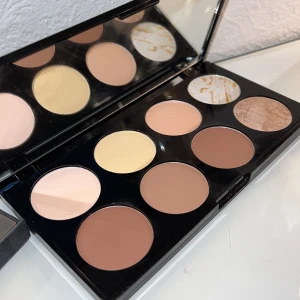 Bronzer och contour  - Säljer min helt oanvända bronzer och contour palett samt en använd 🔆