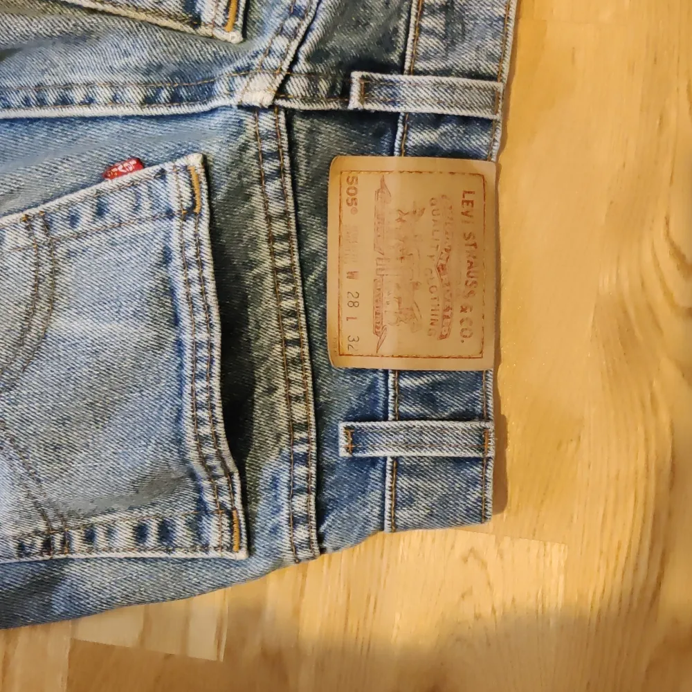 Säljer ett par Levis i modellen 505 från USA 1995. Högmidjad passform med långa raka ben. Säljer för att jag använder de för lite! . Jeans & Byxor.
