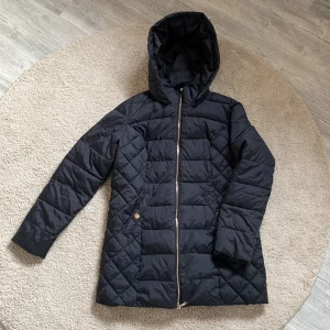 Jacka - Säljer denna fina jacka 💗 hittade ingen storlek men passar XS/S! Använd ett par gånger men i jättefint skick 💗