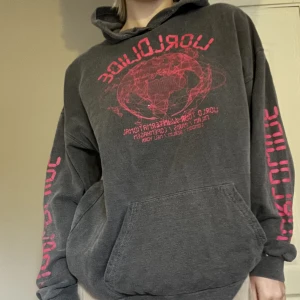 Worldwide oversized hoodie - Slutsåld oversized hoodie med rosa detaljer från Pretty Little Thing! Storlek M. Fint skick