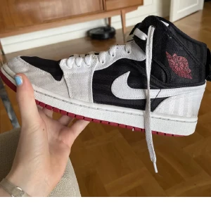 Air Jordans 1 mid - Fina Jordans köpta här på plick. Använda men i bra skick, lite slitage i fram. I storlek 41 men sitter perfekt på mig som har 39-40 så lite små i storleken. 