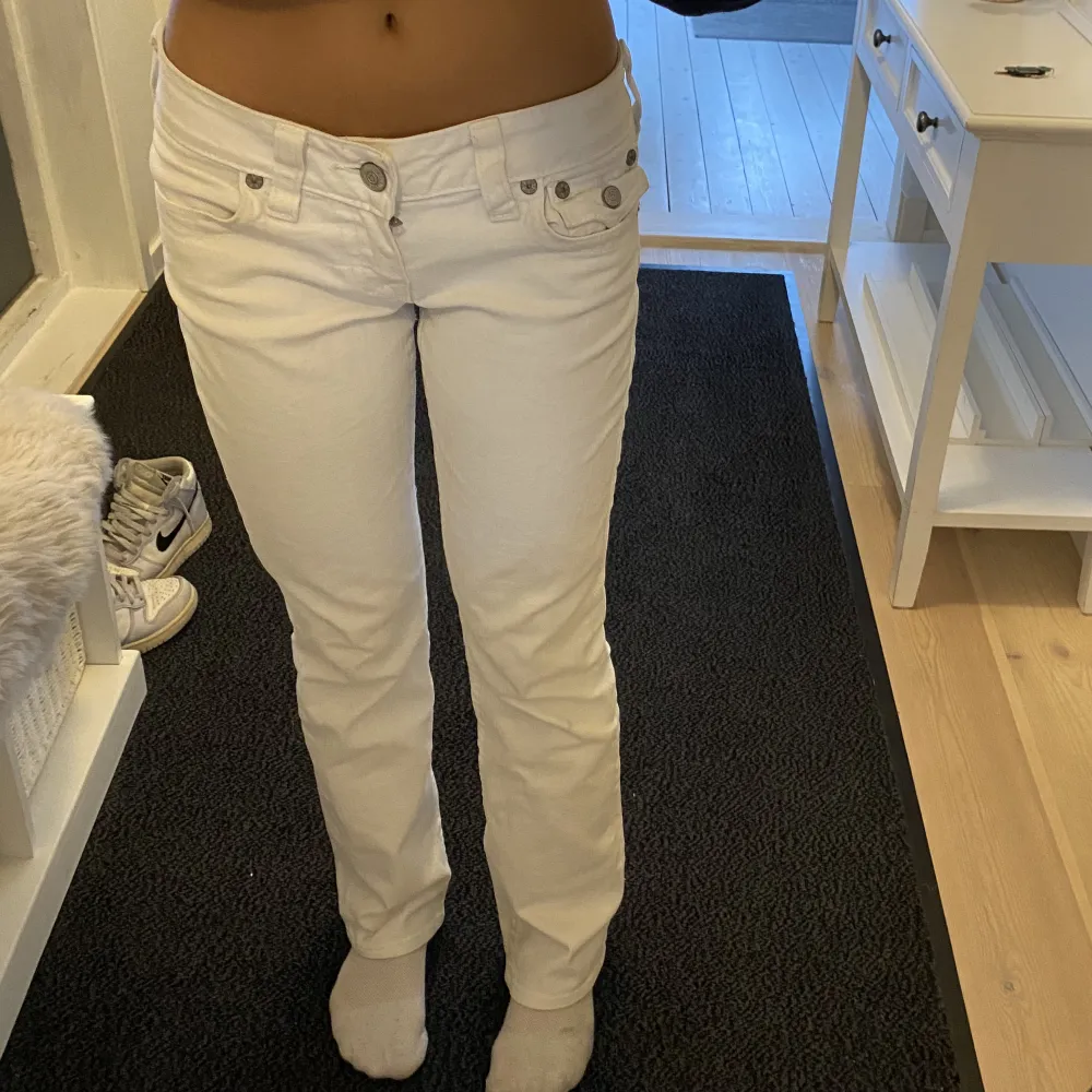 True relegion vita jeans jätte bra skick, skriv om fler bilder!💕 använder knappast så vill bli av med den, och den är lite för stor för mig i midjan:) pris kan förhandlas!💗 . Jeans & Byxor.