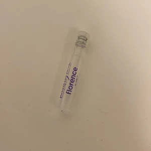 Florence by mills tester parfym - Endast testad, annars innehåller den 1,7 ml! Fick den från lykos goodiebag Florence by mills widly me, pris kan diskuteras nyköpt är 495kr