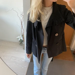 Kort trenchcoat  - Såå fin kort trenchcoat från zara, storlek L men väldigt liten i storleken så skulle säga att den motsvarar xs/s, sparsamt använd 