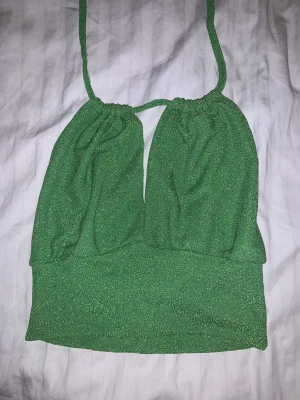 Festtopp  - Grymt fin topp inköpt i Barcelona i somras. Inte använd, passar Xs-M beroende på hur du vill den ska sitta🌸❤️