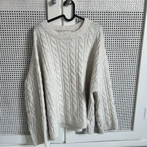 Kabelstickad tröja  - Vit kabelstickad tröja från h&m.  Perfekt till vintern.  Storlek L  Ordinarie pris: 499kr  Nypris 250kr 