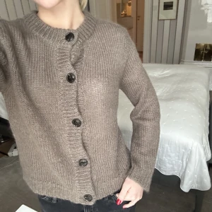 Kofta  - Stickad kofta från Filippa K, storlek s❤️‍🔥