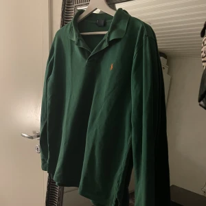 Tröja - Säljer denna snygga polotröjan från Ralph Lauren då den inte kommer till användning, är storlek XL men tycker den är runt M/L i verkligheten🌸