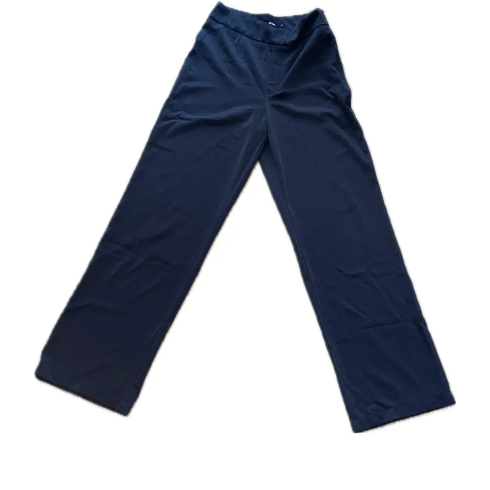super snygga byxor i ett så skönt material 🤍. Jeans & Byxor.