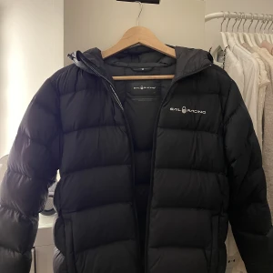 Sail racing jacka - Säljer nu min sail racing jacka pga för liten. Det enda defekta som finns på den är ett hål som är igensytt, bild 3. Storlek 160 men passar xs/S 
