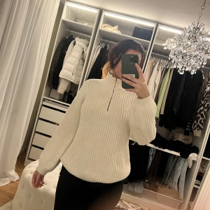 Zip up vit tröja - Stickad tröja med zip up, varm och skön