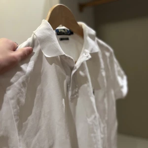 RALPH LAUREN PIKÉ - Riktigt fet RP Pike. Säljer billigt då dem är ut ur sesong. Skick 8/10. 