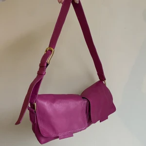 Handvöska - Axelremsväska i rosa läder. Köpt på asps, från topshop.  Bara att skriva vid eventuella frågor🤗💘