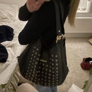 bebe väska🖤 - jättecool y2k väska från bebe som får plats med allt du kan behöva💕 nyskick, inga defekter. Säljer då jag använder silver och inte guld. Hör av er vid frågor eller fler bilder!!