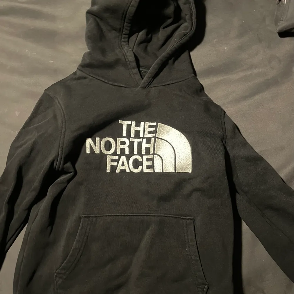 Snygg the north face hoodie i bra skick i barn storlek m. . Hoodies.