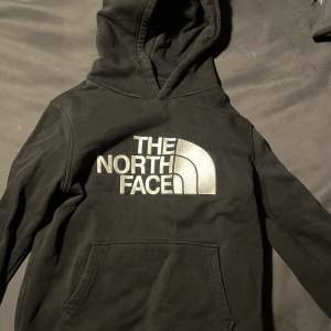Snygg the north face hoodie i bra skick i barn storlek m. 
