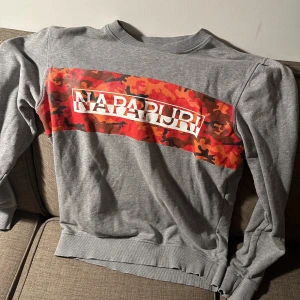 Napapijri tröja - Tunn tjocktröja från märket Napapijri i storlek S men sitter som en Medium/large i väldigt bra skick