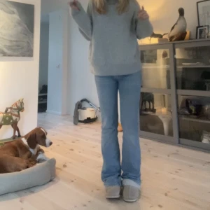 Low bootcut jeans - Säljer mina lowrise bootcut jeans från lager 157 eftersom dom inte kommer till användning, nypris 400kr 💗 storlek M/38 men passar mig som brukar ha 36 ! Pris kan diskuteras vid snabb affär 