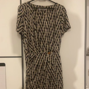 Svart beige/blå klänning-Chiara Forthi - I väldigt bra skick, luftig och bekväm’