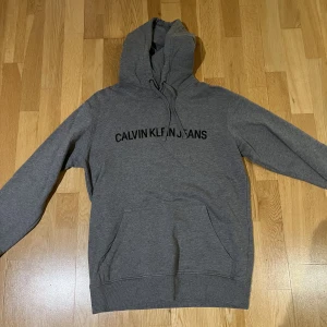 Calvin Klein Hoodie - Hoodie i fint skick