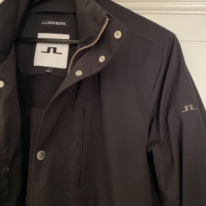 J Lindeberg jacka - Knappt använd längre jacka. Som ny. Dold huva i nackkragen Strl M Köpt för mellan 4-5k minns ej exakt.