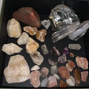 Blandade kristaller och stenar - både storlekar och former. Skriv vid intresse. Fler inlägg finns. Pris varierar 