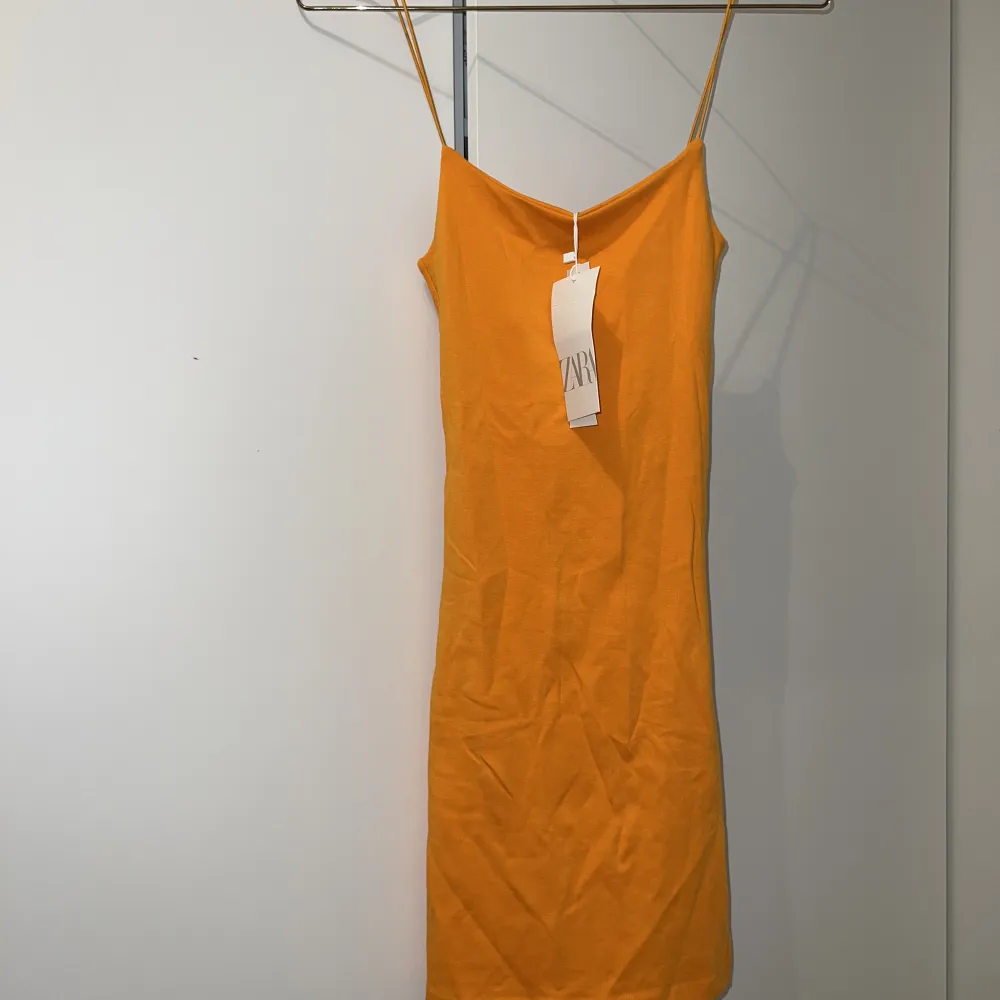 Snygg lagom kort tight orange klänning från ZARA storlek Small Helt oanvänd med prislapp kvar Passar både till vardags och fest, superfin till sommaren/semesterresor. Klänningar.