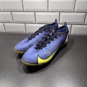 Fotbollsskor - Säljer ett par ”Nike Mercurial Vapor 14 Elite FG Recharge - Blå/Neon/Navy”  Cond 9,5/10 Pris: 1600  Storlek: 43 Köparen står för frakten🚚