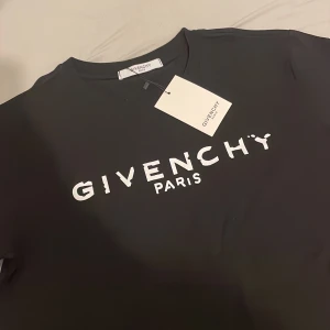 Givenchy T-shirt svart har inte rört den - Aldrig rört Elr haft på mig den äkta T-shirt 