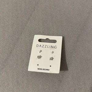 Örhängen  - Aldrig använda. Har inte håll i öronen idag. Bra skick STÅR EJ FÖR FRAKTEN 