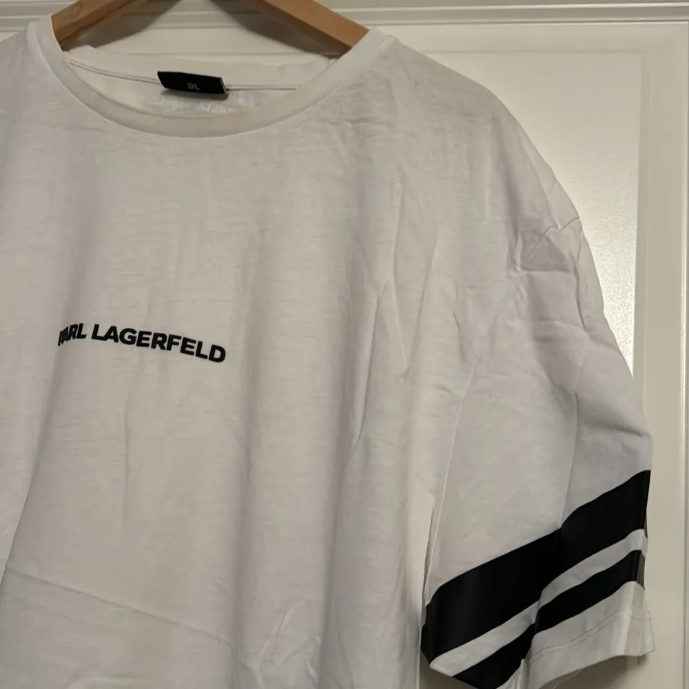 Karl Lagerfeld  Knappt använd  Passar herr och dam  Storlek 3Xl lite mindre i storlek . T-shirts.