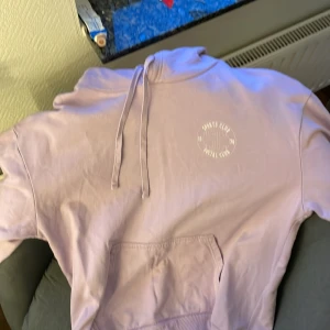 Hoodie - Säljer denna lila hoodie som är knappt använd. Säljer för bytt stil. 
