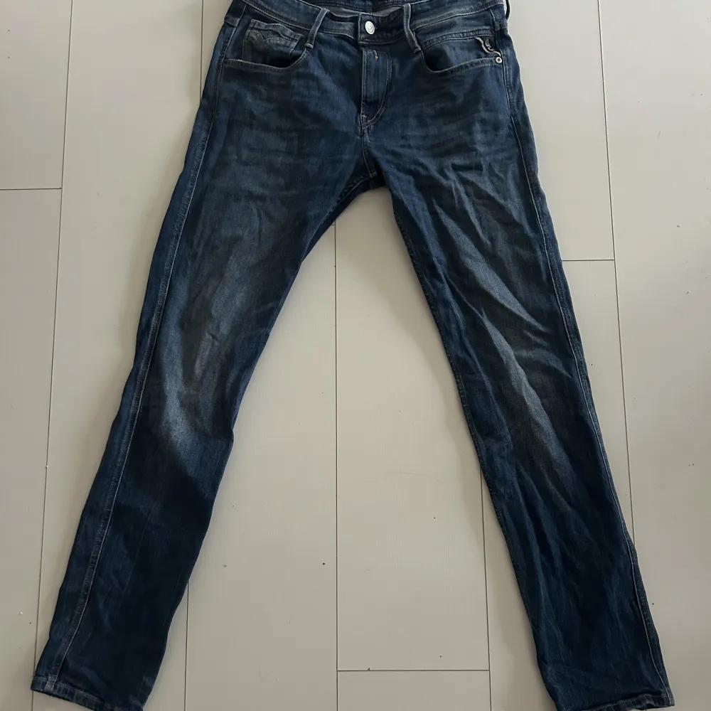 Mörk blåa Replay Anbass Jeans. 9/10 skick o säljer pga att de inte används längre.. Jeans & Byxor.