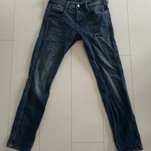 Mörk blåa Replay Anbass Jeans. 9/10 skick o säljer pga att de inte används längre.