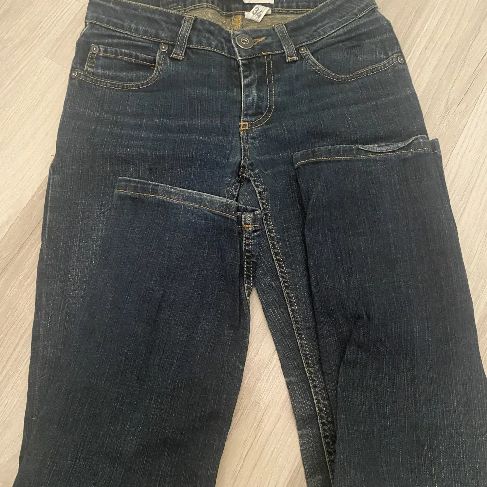 Säljer ett par oanvända lågmidjade jeans i storlek W 28 L 34. Jeans & Byxor.