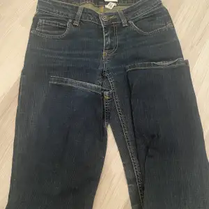 Säljer ett par oanvända lågmidjade jeans i storlek W 28 L 34