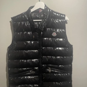 Moncler Gui Väst - Säljer moncler Gui väst. Den är bara använd ett fåtal par gånger och västen är i bra skick. Kvitto och Scan finns.
